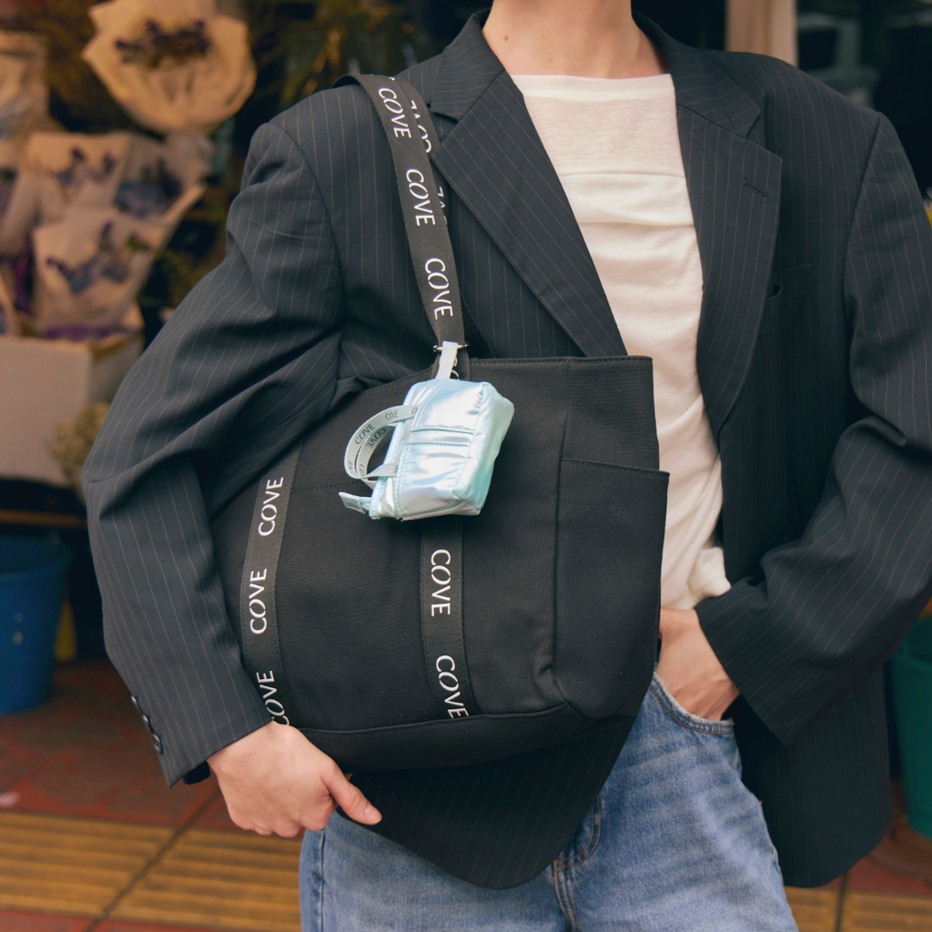 Tiny DayTrip Pouch Charm – พวงกุญแจทรงกระเป๋า ดีไซน์พิเศษจาก COVE