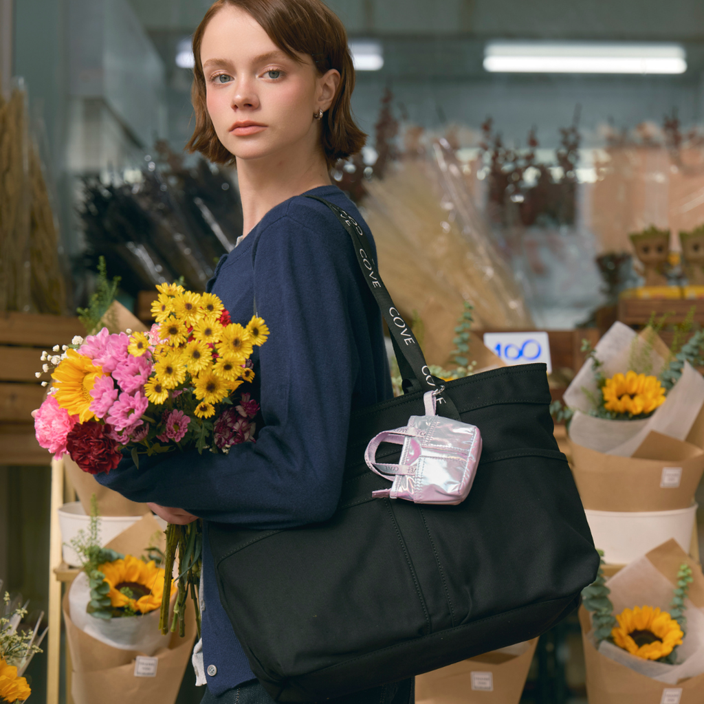 Tiny DayTrip Pouch Charm – พวงกุญแจทรงกระเป๋า ดีไซน์พิเศษจาก COVE