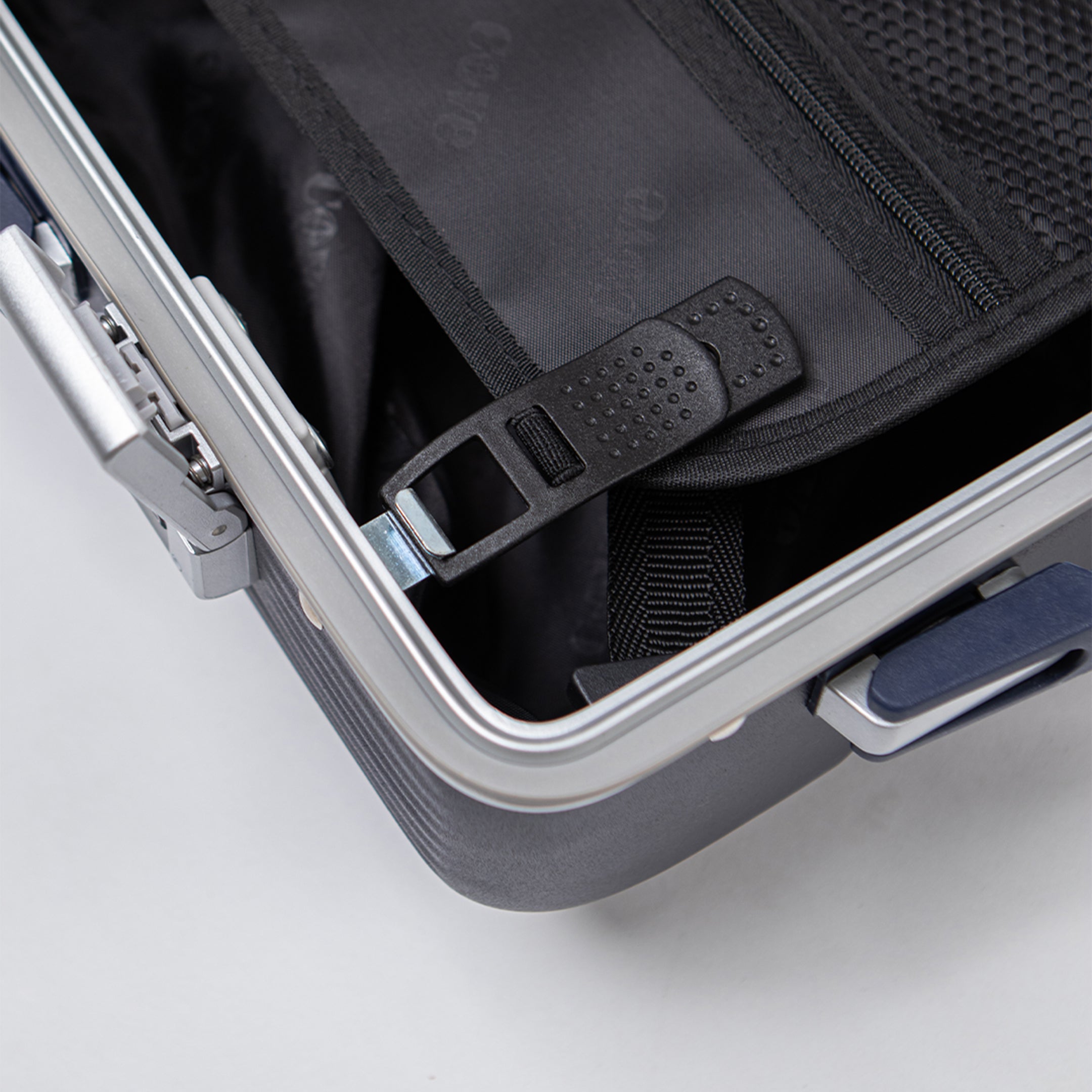 Quartz V.2 Aluminum frame Luggage กระเป๋าเดินทางโครงอลูมิเนียม
